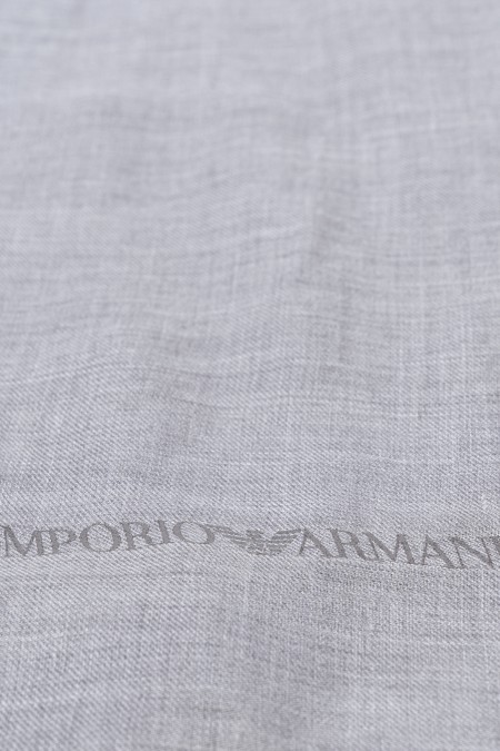 Shop EMPORIO ARMANI  Sciarpa: Emporio Armani stola in modal degradé.
Stola realizzata in tessuto modal morbido e leggero, con profili sfrangiati e caratterizzata da un'esclusiva colorazione ad effetto degradé.
Dimensioni: 177 x 140 cm.
Modal.
Degradé.
Profili sfrangiati.
Composizione 100% Modal.
Made in Italy.. 625243 3F346-00055